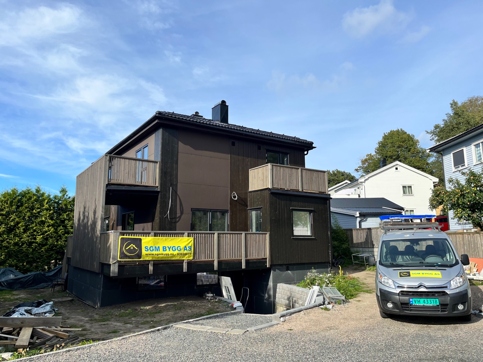 Enebolig i Moss med ny mørk trekledning, nye balkonger og terrasse