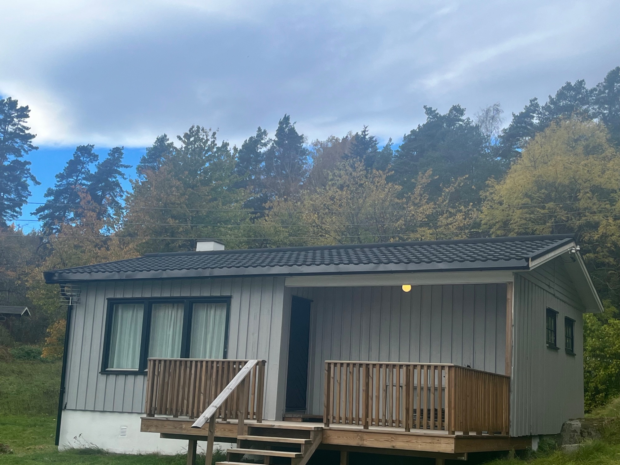 Hytte med nytt sort tak, ny terrasse og rekkverk