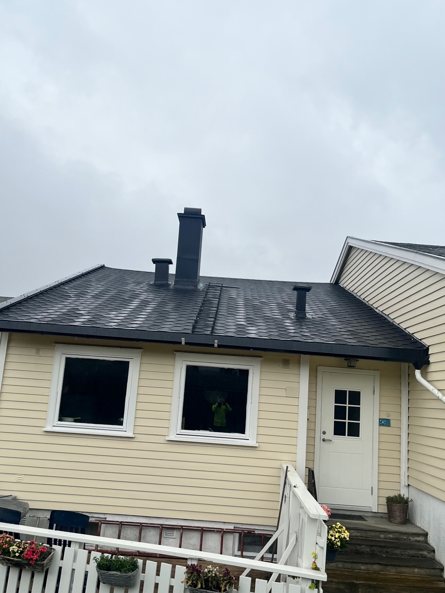 Enebolig med nytt sort shingeltak og nye beslag